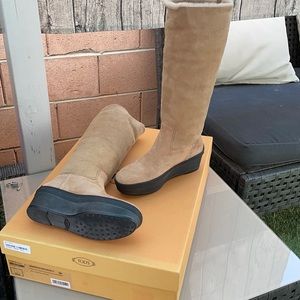 Tod’s tan shearling platform boots 36/ 6